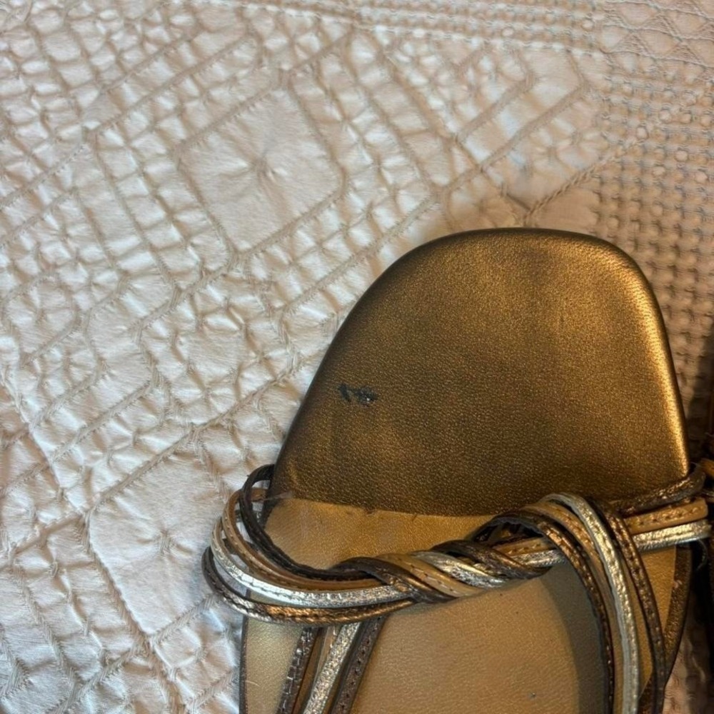 Mods International Gold metallic sandals with a chunky kitten heel - Picture 2 of 5